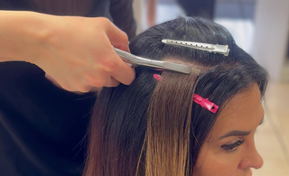 Tape Extensions anbringen: So gelingt dir die natürliche Haarverlängerung